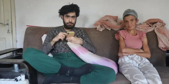 HATAY’DA TELEFON BAĞIMLISI GENÇ: ANNESİ YETKİLİLERE “BENİM ÇOCUĞUMU KURTARIN” DİYOR