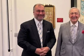 rahmi-koc-bile-murat-ulkere-ne-iyi-yaptin-isleri-yurt-disina-tasimissin-demis-txzf